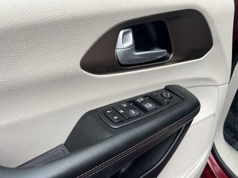 Used 2018 Chrysler Pacifica Touring-L image 9