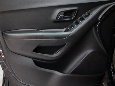 Used 2022 Chevrolet Trax LT w/ Midnight Edition image 17