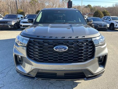 Used 2025 Ford Explorer ST-Line w/ ST-Line Street Pack image 8