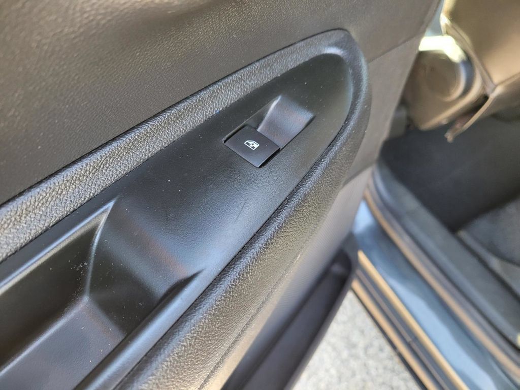 Used 2019 Chevrolet Trax LT w/ LT Convenience Package FWD image 16