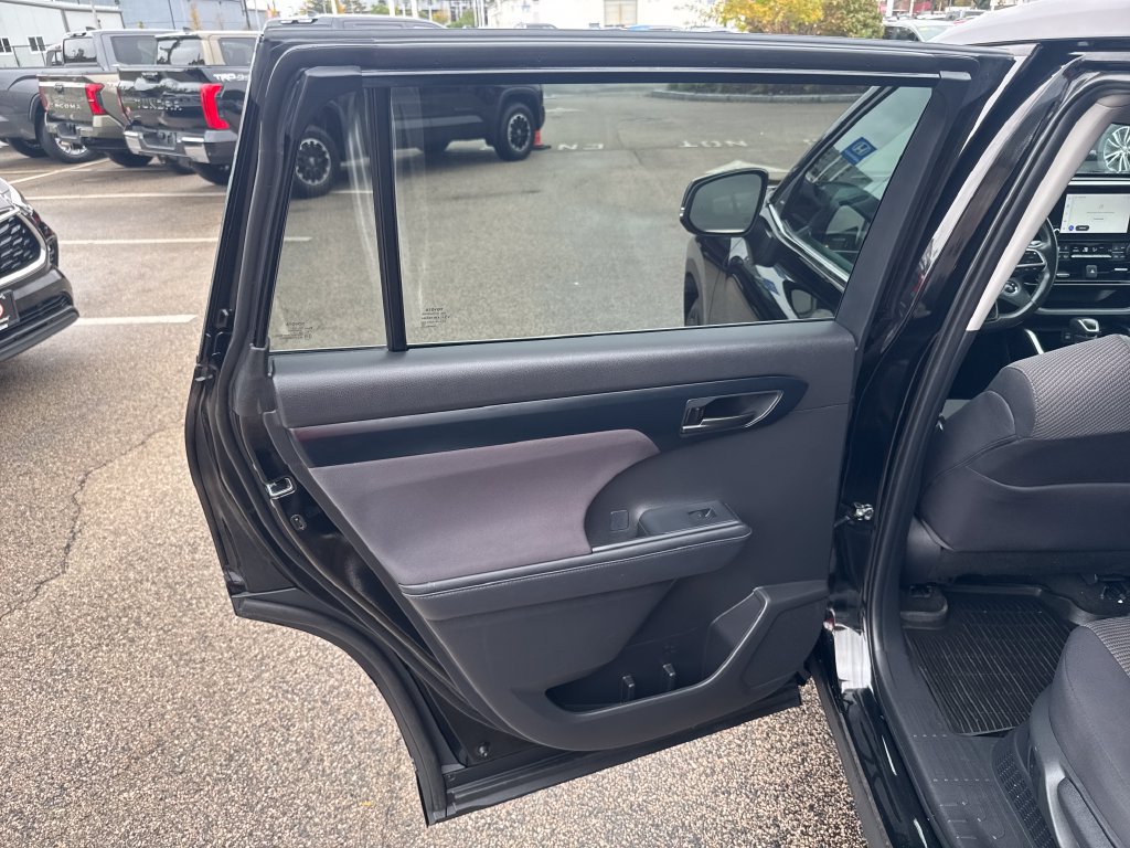 Used 2023 Toyota Highlander LE FWD image 43