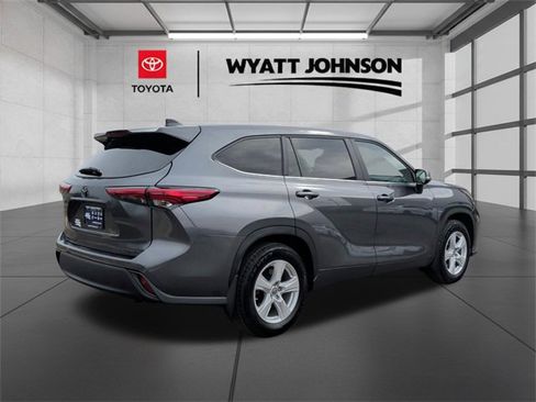 Certified 2023 Toyota Highlander LE image 5