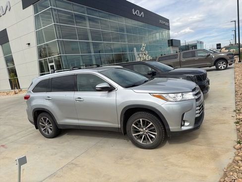 Used 2019 Toyota Highlander XLE w/ Carpet Mat Package (TMS) image 3