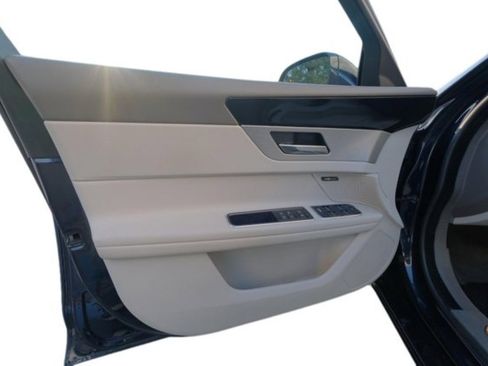 Used 2020 Jaguar XF Premium image 11