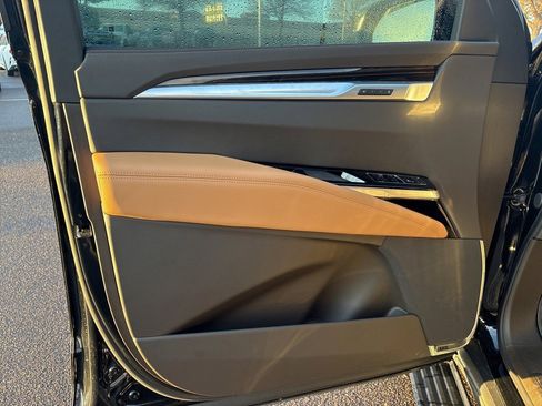 Certified 2025 Cadillac Escalade ESV Premium Luxury image 6