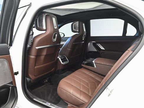 Used 2025 BMW i7 xDrive60 AWD/4WD image 37