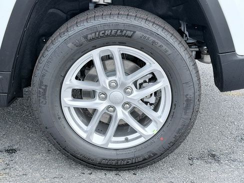 New 2026 Jeep Grand Cherokee Laredo RWD image 32