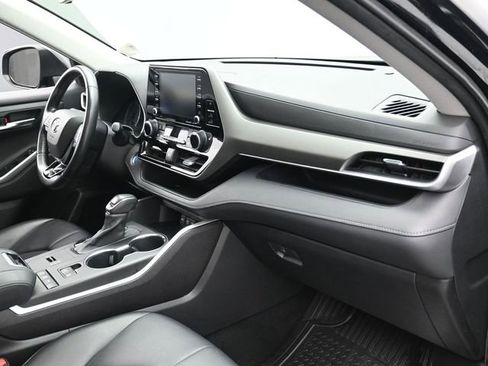 Used 2021 Toyota Highlander XLE image 29