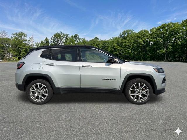 Used 2025 Jeep Compass Limited AWD/4WD image 10