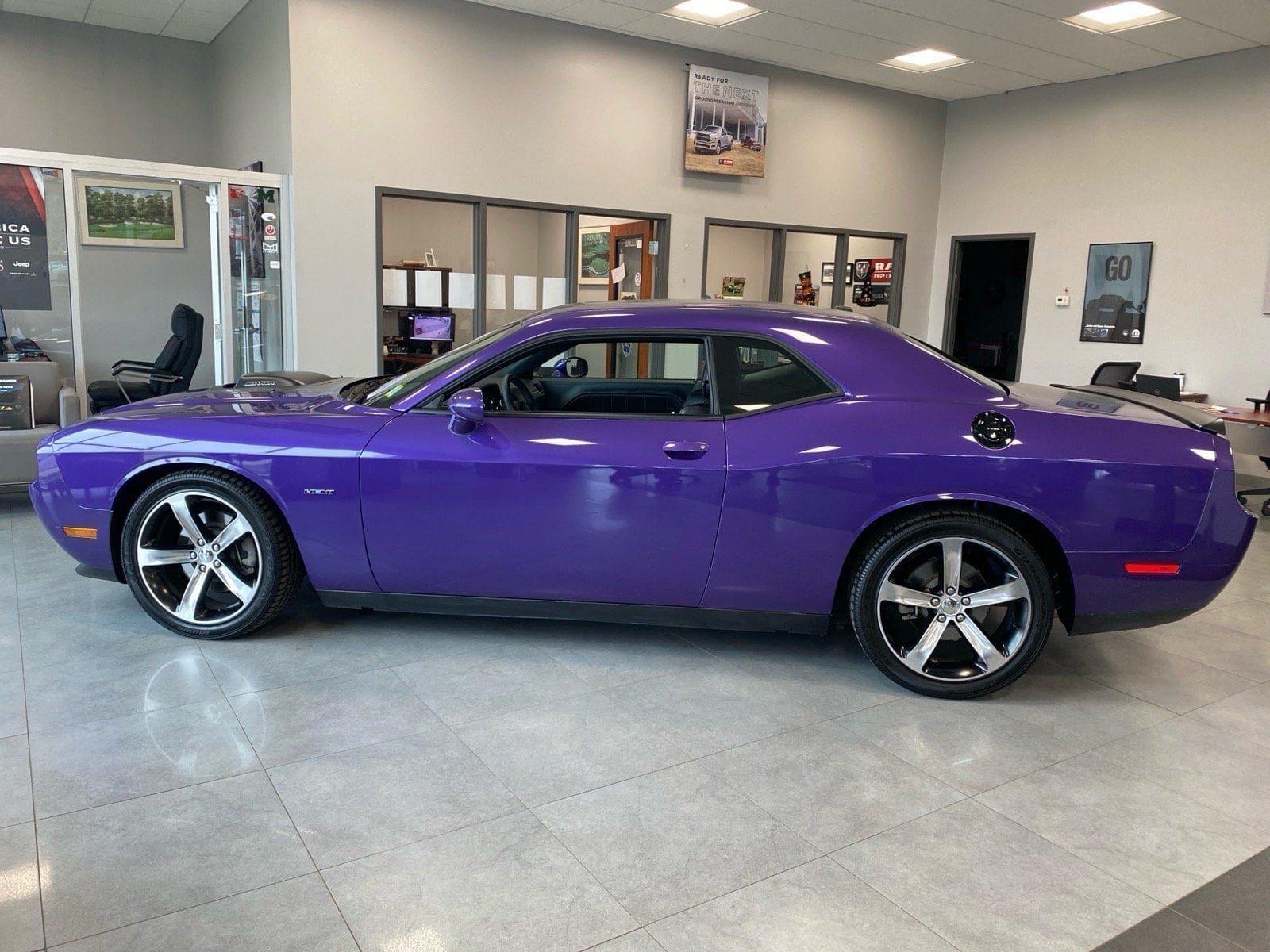 Used 2014 Dodge Challenger R/T RWD image 2