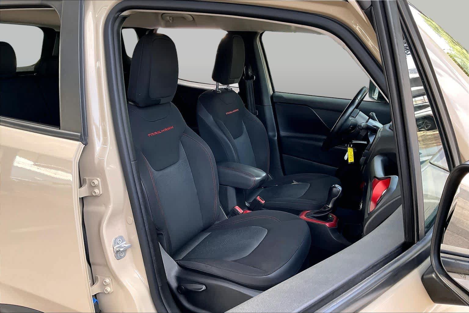Used 2015 Jeep Renegade Trailhawk AWD/4WD image 9