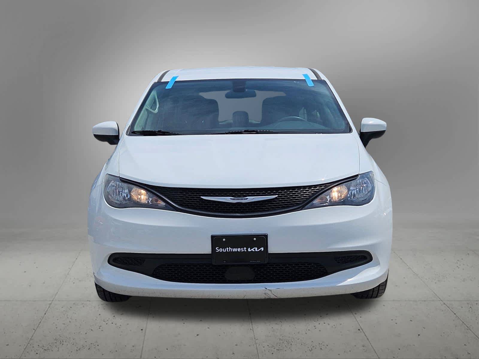 Used 2022 Chrysler Voyager LX FWD image 9