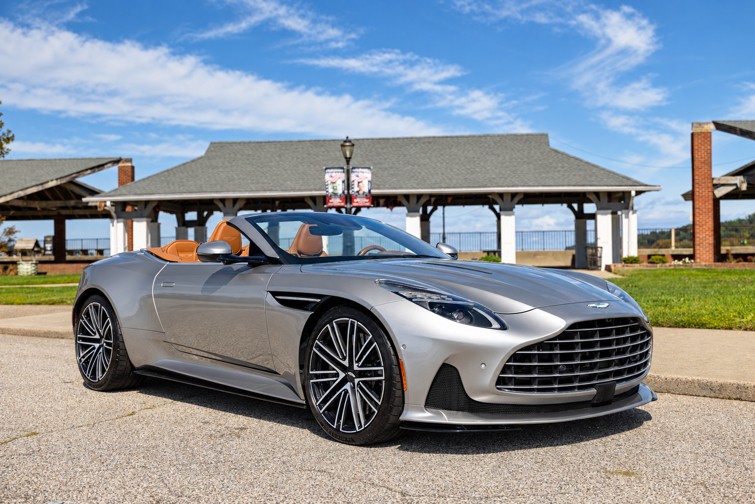Used 2024 Aston Martin DB12 Convertible RWD image 3
