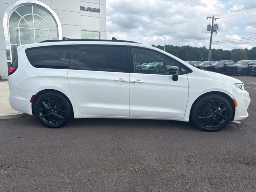 Used 2025 Chrysler Pacifica Limited FWD image 9