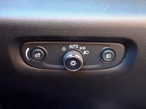 Used 2021 Chevrolet Traverse LT w/ LT Premium Package image 21