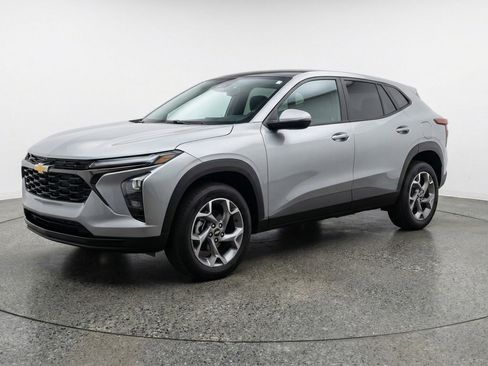 Used 2025 Chevrolet Trax LT w/ LT Convenience Package image 3