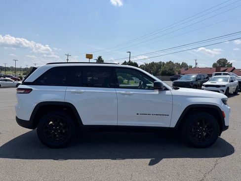 Used 2024 Jeep Grand Cherokee Altitude AWD/4WD image 2