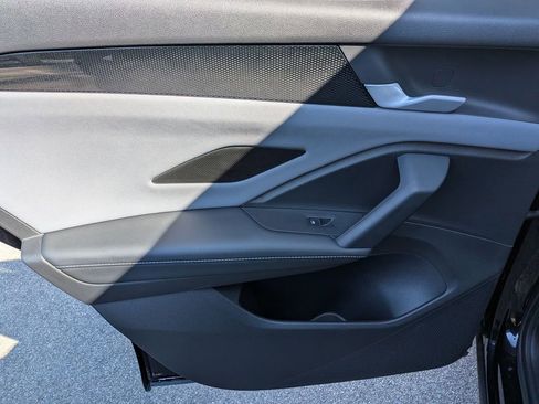 Used 2025 Volkswagen Tiguan SE w/ Panoramic Sunroof Package image 26