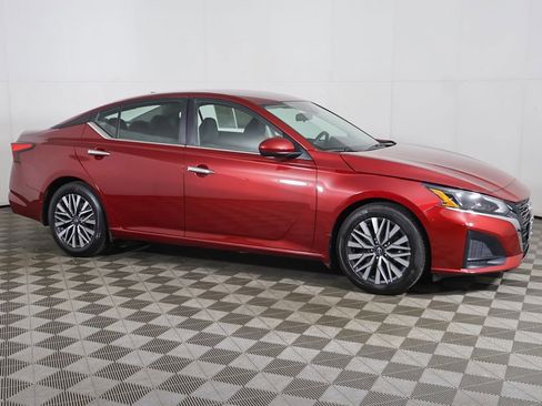 Used 2023 Nissan Altima 2.5 SV FWD image 11