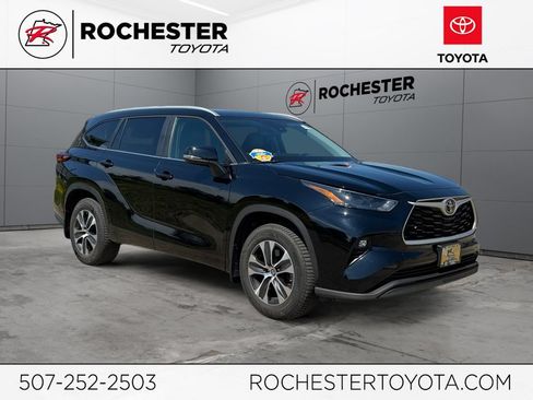 Used 2023 Toyota Highlander XLE AWD/4WD image 1