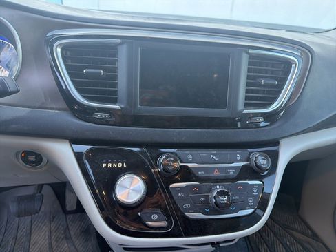 Used 2018 Chrysler Pacifica Touring-L image 3