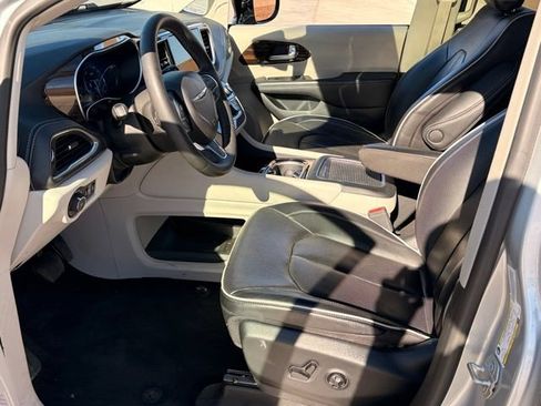Used 2024 Chrysler Pacifica Limited FWD image 10