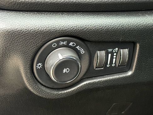 Used 2024 Chrysler Pacifica Limited FWD image 25