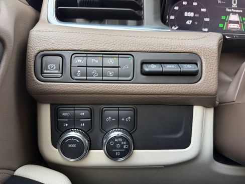 Used 2022 GMC Yukon XL Denali image 11