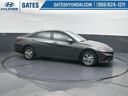 New 2026 Hyundai Elantra SE FWD image 1