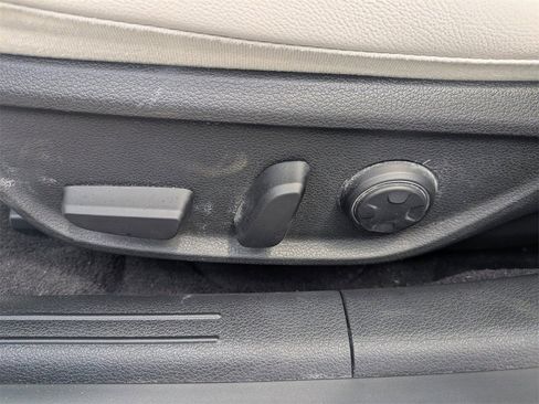 Used 2025 Genesis G70 2.5T image 19