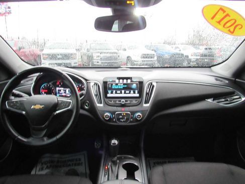Used 2017 Chevrolet Malibu LT image 21