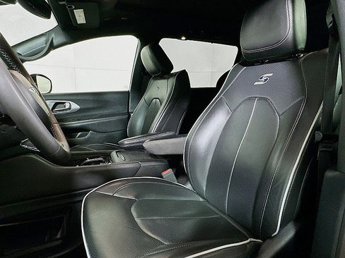 Used 2025 Chrysler Pacifica Limited image 11