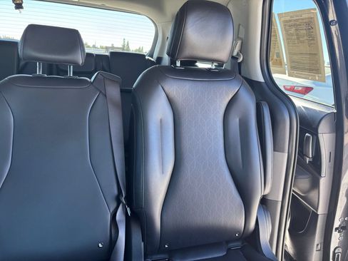 Used 2026 Kia Carnival FWD image 40