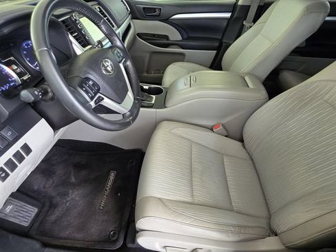 Used 2018 Toyota Highlander Plus FWD image 6