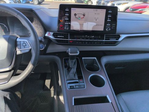 Used 2021 Toyota Sienna XLE image 17