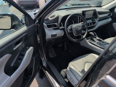 Used 2021 Toyota Highlander XLE AWD/4WD image 10