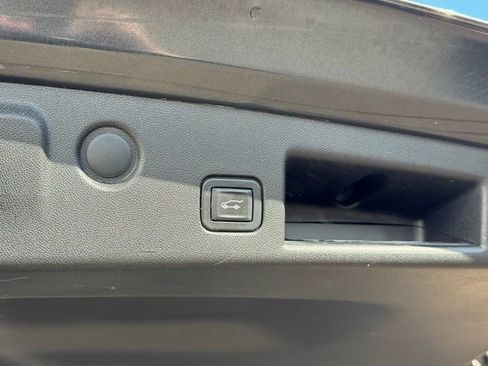 Used 2020 Chevrolet Equinox LT image 38