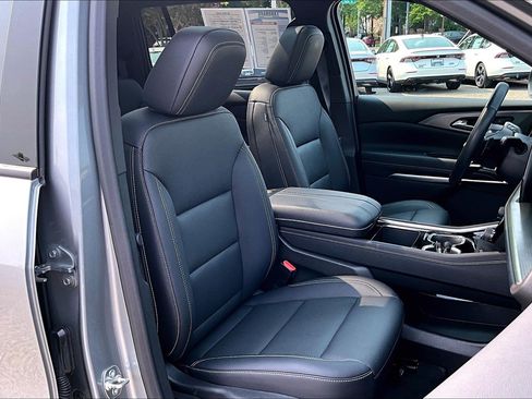 Used 2025 Chevrolet Traverse LT w/ Sun and Wheel Package FWD image 7
