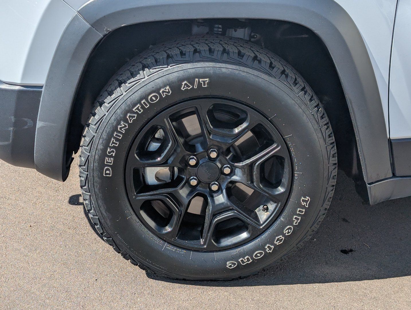 Used 2019 Jeep Cherokee Trailhawk w/ Cold Weather Group AWD/4WD image 8