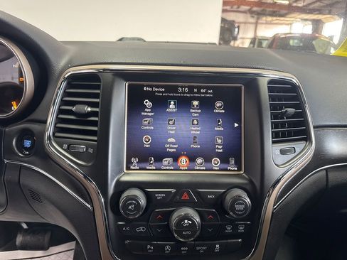 Used 2017 Jeep Grand Cherokee Limited image 16