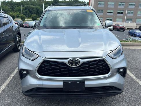 Used 2022 Toyota Highlander XLE AWD/4WD image 7