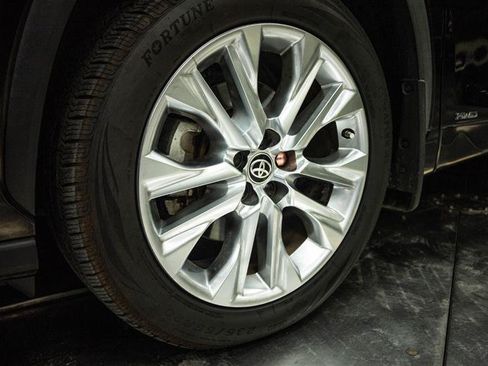 Used 2021 Toyota Highlander Limited AWD/4WD image 3