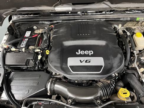 Used 2016 Jeep Wrangler Unlimited Sahara AWD/4WD image 8