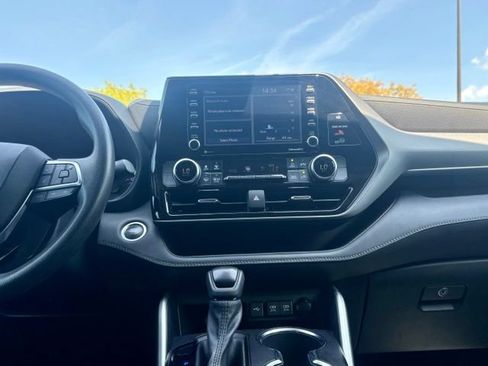 Used 2021 Toyota Highlander L FWD image 25