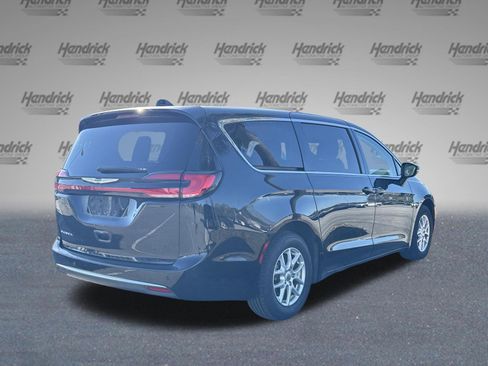 Used 2023 Chrysler Pacifica Touring-L image 9