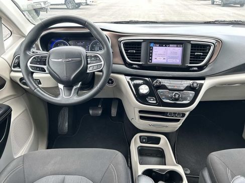 Used 2022 Chrysler Voyager LX FWD image 20