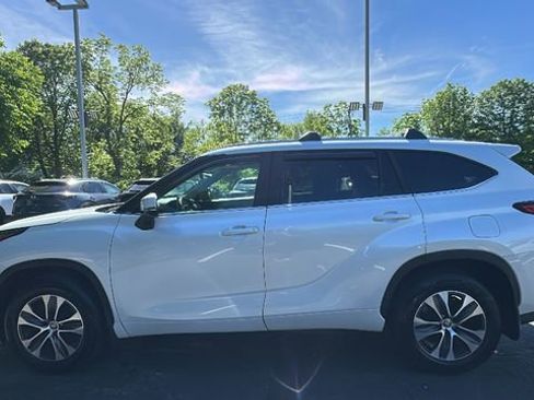 Used 2023 Toyota Highlander XLE AWD/4WD image 8