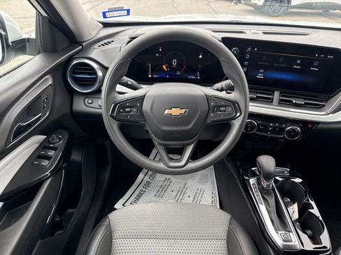 Used 2025 Chevrolet Trax LT FWD image 20