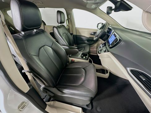 Used 2024 Chrysler Pacifica Touring-L image 31