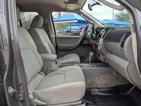 Used 2010 Nissan Frontier SE image 26